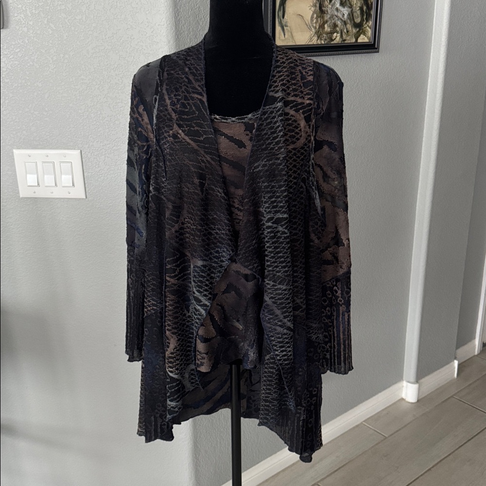 Chic Animal Print Top!!